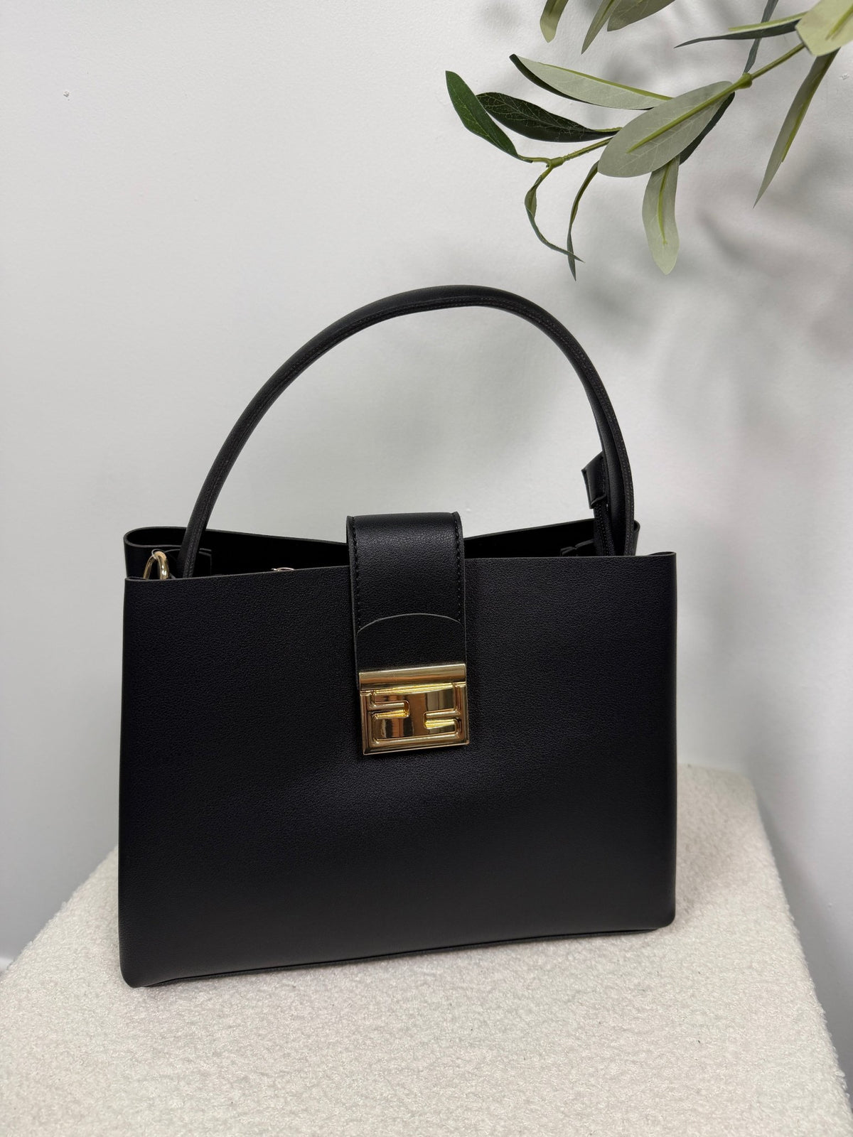 Sac à main structuré fermoir doré noir femme – Marais - Prêt-à-porter féminin | HBL Studio