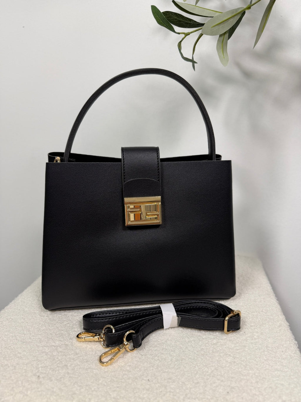 Sac à main structuré fermoir doré noir femme – Marais - Prêt-à-porter féminin | HBL Studio